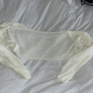 Vit ribbad kofta - Vit ribbad kofta från Shein. Jättefin på! Storlek M.