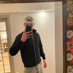 Svart overshirt  - Riktigt nice overshirt från zara. Brukar ha den med skjorta under riktigt nice men säljs då jag växt ur den.