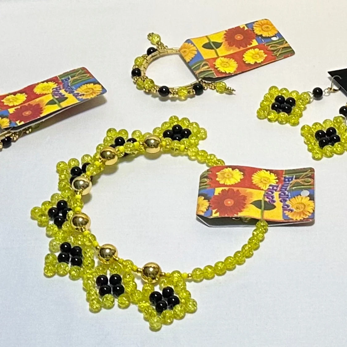 Set med halsband, armband och örhängen i pärlor - 90