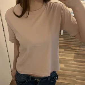 Beige/ljusrosa t-shirt - Säljer en enkel t-shirt med rund hals och korta ärmar. jätte söt rosa färg