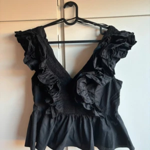 Svart volangtopp - Snygg svart topp från hm, knappt använd💕💕