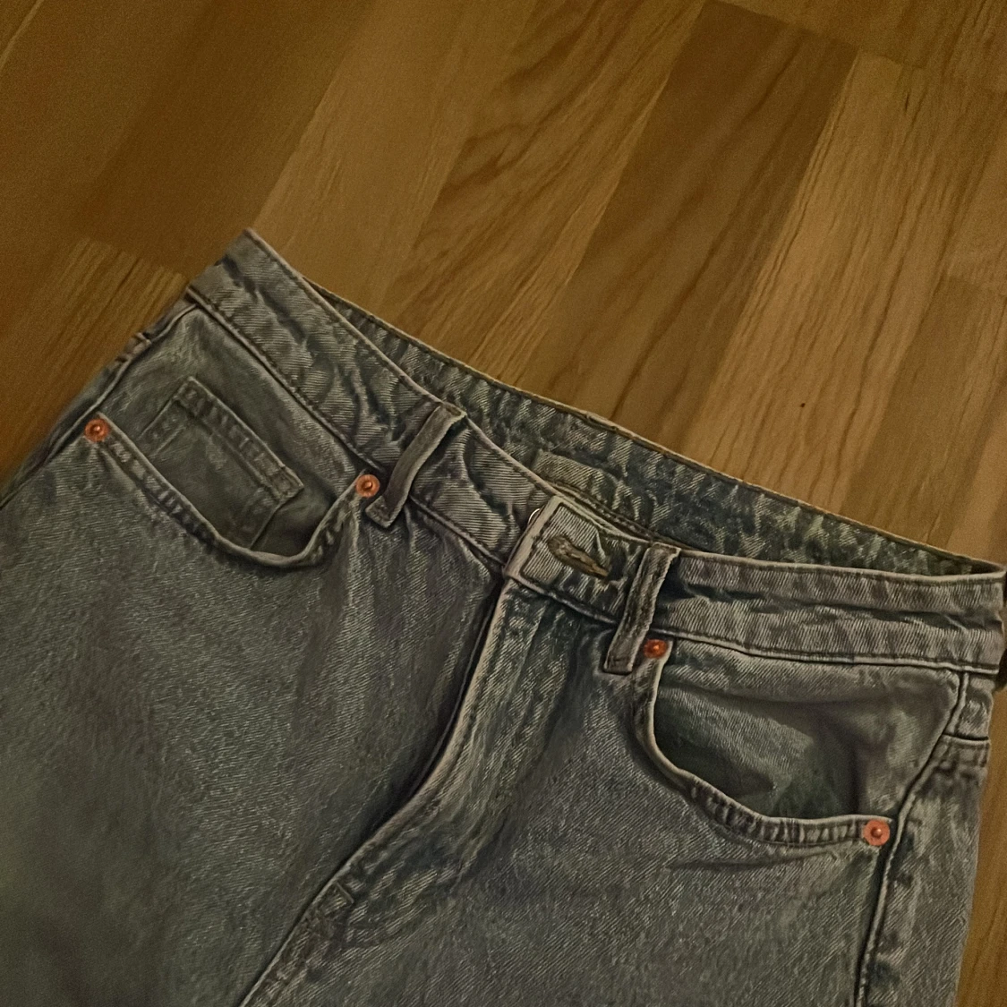 Blå jeans i bra skick - 90