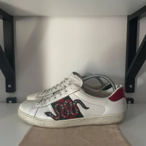 Gucci ace skor - As feta Gucci ace skor I fint skick, små deffekter (se bilder) behövs en tvätt. Endast skorna tillkommer vid köp men går att köpa med Dustbag.  Hör av er vid fler fundering! 
