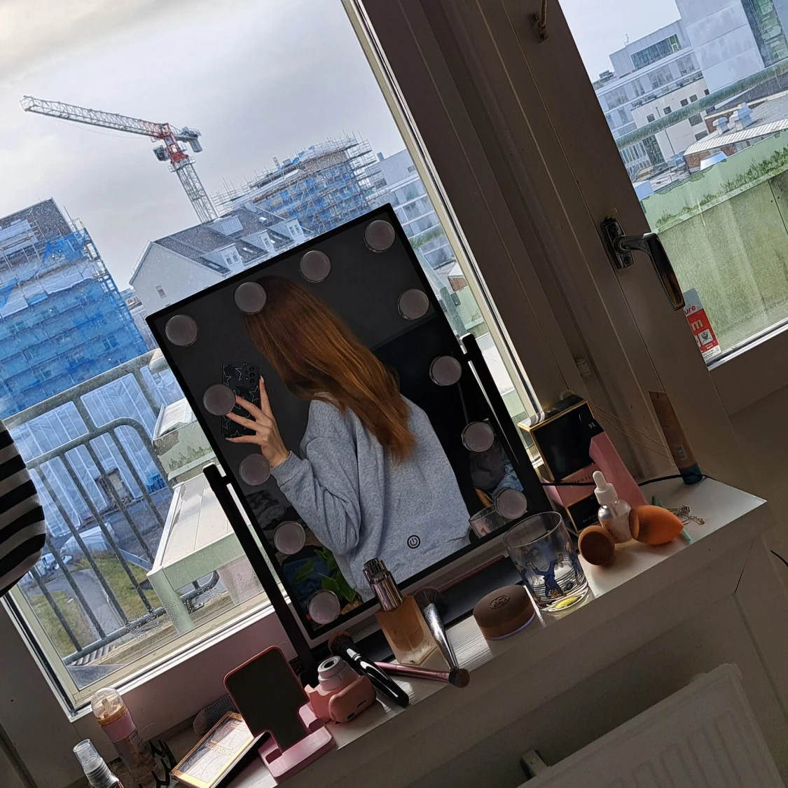 Grå sweatshirt med New York-tryck - 1