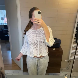 Vit blus - Säljer en söt vit blus med trekvartsärm och volangdetaljer. Perfekt för alla tillfällen💗 nypris ca 350🥰