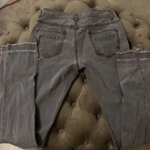 Grå jeansbyxor  - Snygga grå jeansbyxor med klassisk femficksdesign och knappgylf. Byxorna har en stilren look med diskreta sömmar. Säljer pga för små🤩