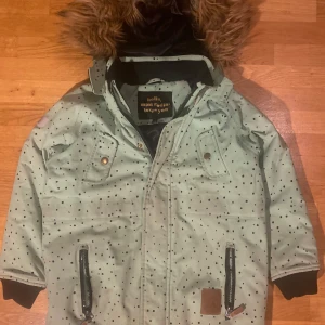Grön mini rodini jacka storlek 128-134 - Grön mini rodini jacka storlek 128-134 Skick: Väldigt fin, möjligtviss mindre ställen med gråt/brunt på.  Storlek 128-134 med avtagbar huva. Priset är diskuterbart! Postar inom 24 timmar!❤️
