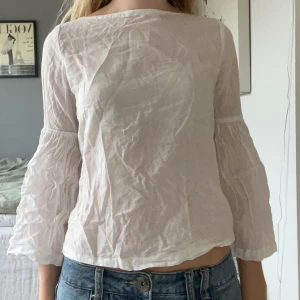 Vit blus med vida ärmar - Säljer en stilren vit blus med vida ärmar från rodebjer