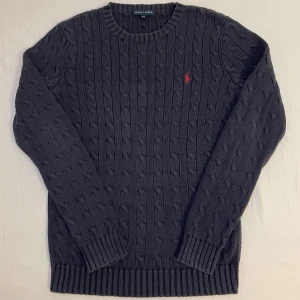 Ralph lauren kabelstickad tröja - Säljer en stilren mörkblå kabelstickad tröja från Ralph Lauren. 8,5/10 skick. Skriv om ni vill ha mer bilder eller frågor❗️