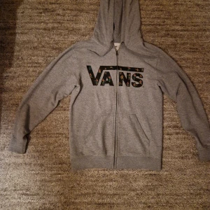 Grå hoodie från Vans - Grå hoodie från Vans storlek XS i mycket bra skick. Om ni har fler frågor är det bara att skicka!