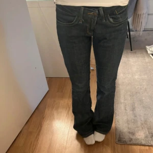 Mörkblå bootcut jeans - Snygga mörkblå bootcut jeans, lågmidjade. Midjemått 38.5cm innerbenslängd 80cm
