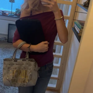 Lila offshoulder topp från Zara - Säljer en snygg lila offshoulder topp från Zara. Man kan antingen ha den som en offshoulder eller asymmetrisk. 