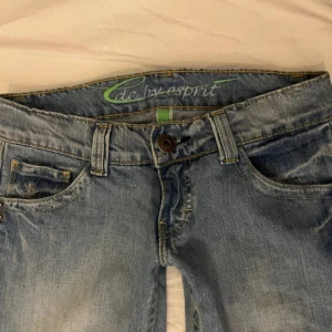 Lågmidjade Jeans - Lågmidjade jeans från esprit. Midjemåttet är 37cm och innerbenslängden 75cm❤️