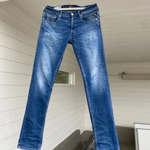 Blå jeans från Replay - Snygga blå jeans från Replay i modellen Grover. De har en straight fit och klassisk femficksdesign. Perfekta för en avslappnad stil med en modern touch.