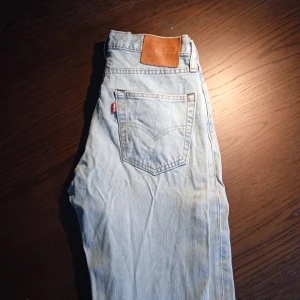 Ljusblå Levis 502 jeans - Säljer ett par ljusblå Levis 502 jeans. De har en klassisk femficksdesign och en brun läderpatch baktill. Perfekta för en avslappnad stil.