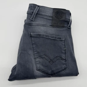 REPLAY ANBASS HYPERFLEX JEANS - Replay anbass hyperflex jeans - Slim fit passform - Storlek W30/L32 - Nypris runt 1800kr -  Deluxecloset