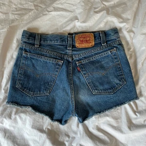 Levis 501 jeansshorts - Levis 501 shorts i fint skick. Storlek 28/32 men små i storleken så skulle säga XS, 34 cm rakt över midjan. Små på mig som är 172 och brukar ha S eller M. Använd gärna köp nu!