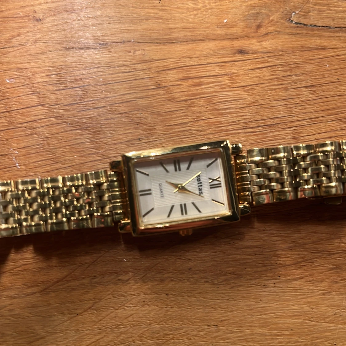 Guldfärgad klocka med rektangulär urtavla - 2