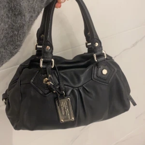 Marc Jacobs väska svart - Säljer nu min svarta Marc Jacobs i den populära modellen  ”Classic Q baby groove”. Hör av er vid funderingar 🥰🥰 ❗️Kan även tänka mig byta möte en Chloé Paddington + mellanskillnad i pengar ❗️
