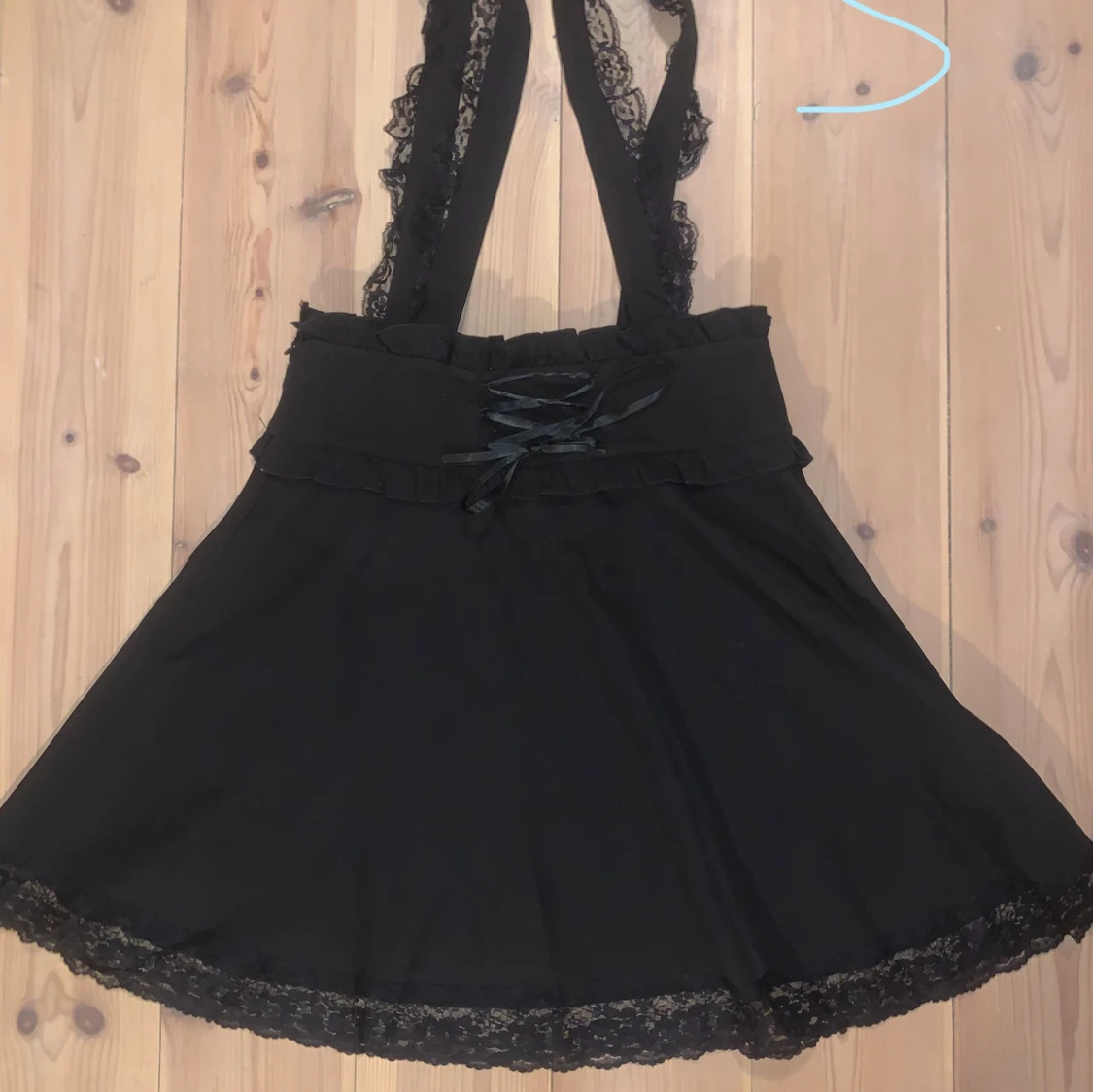 Hägsel kjol med spets och snöre