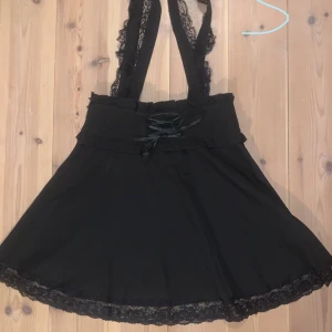 Hägsel kjol med spets och snöre - MÖTS UPP I STOCKHOLM/SÖDERMALM, FRAKTAR INTE från romwe