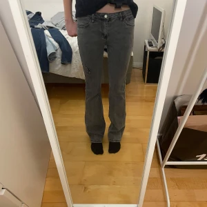 Grå bootcut jeans - Jättesnygga gråa jeans. De är lågmidjade och bootcut. De är långa och har detaljer på ena benet (bild 5). Har ni några frågor om mått eller annat så är det bara att skriva💕