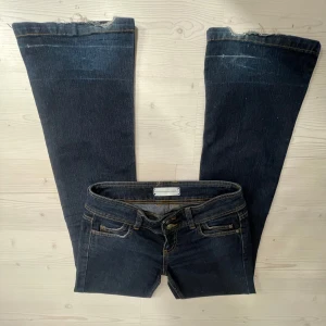 Mörkblå bootcut jeans - Snygga mörkblå bootcut jeans med låg midja och dubbla knappar fram. Midjemåttet 39, Innerbenslängd 80 och grenmått 19. Jag är 167💗