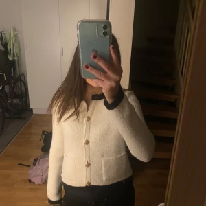Vit kofta från Zara - Säljer en stilren vit kofta från Zara med svarta detaljer vid krage!! Är i storlek S men passar mer till xs.❣️❣️❣️❣️