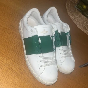Valentino Garavani Open Sneakers - Snygga Valentino Open sneakers i vitt med gröna detaljer. Använda 2 gånger. Skriv privat för mer information. Köp inte direkt utan att ha skrivit till mig. Mvh