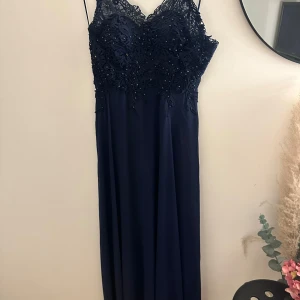 Balklänning - Jättefin balklänning från Apart köpt på bestsecret! Storlek M passar som S/M. Använd 1 gång!  Köptes för 2400 då var den på 50% (värd ca 4000) därav priset❤️