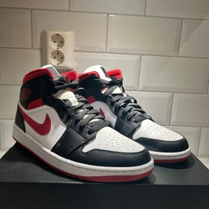 Jordan 1 mid white gym red-black - Snygga Nike Air Jordans med en klassisk färgkombination av svart, vitt och rött. Skorna har endast provats på en gång men har varit för stora, så de är i princip oanvända. Priset går även att diskuteras. 