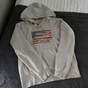 Ralph Lauren Hoodie - Säljer denna unika Ralph Lauren hoodie. Storlek M. Hoodien är i mycket bra skick och har inga skador. 