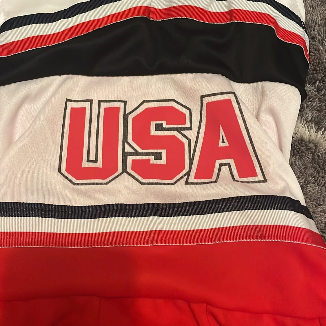 Röd och vit cheerleaderklänning med USA-tryck - 1