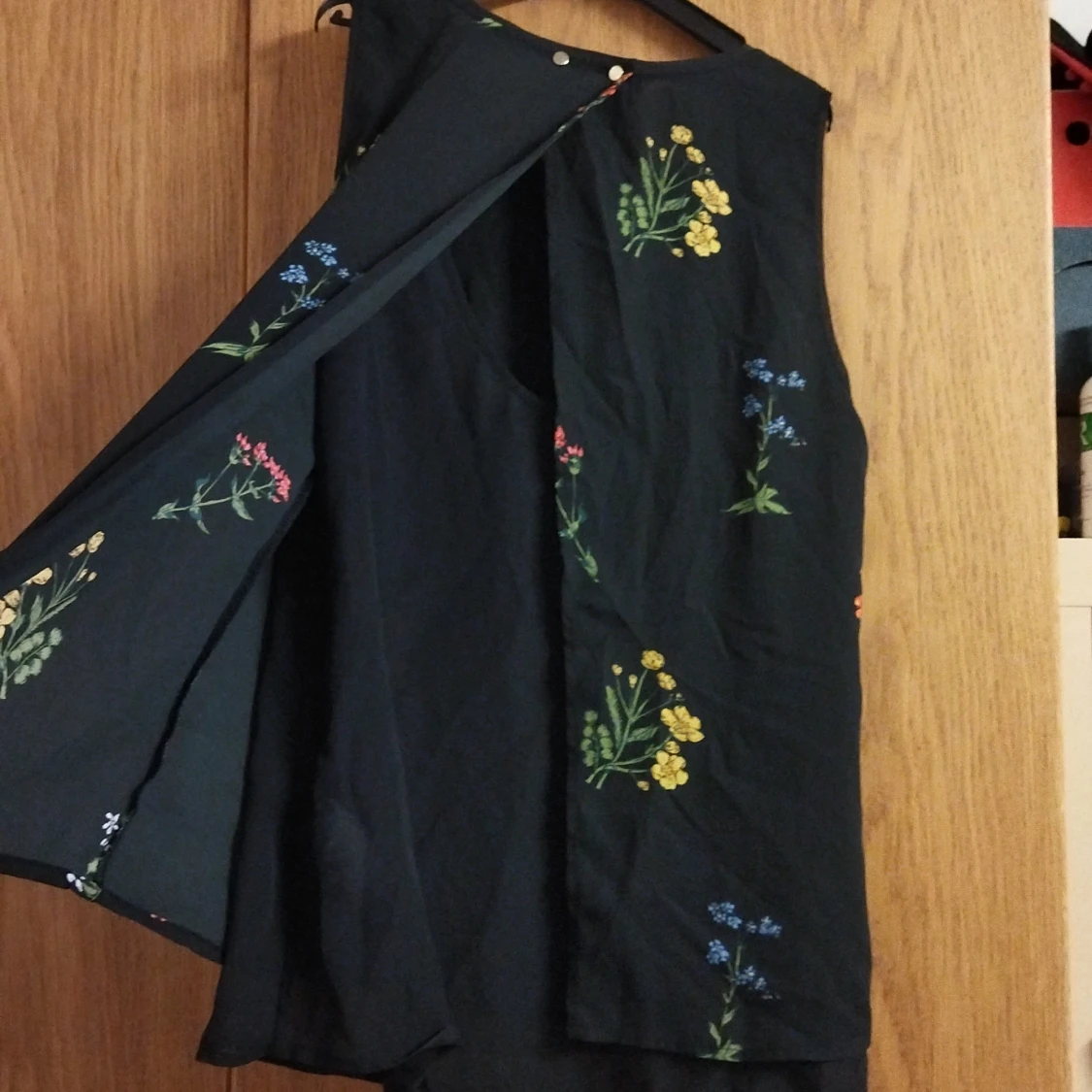 Svart blommig ärmlös blus - 2