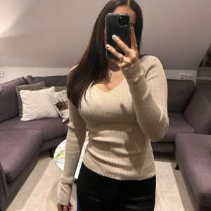 Beige långärmad tröja  - Beige långärmad tröja i storlek S från Newyorker. Aldrig använd. 175kr köparen står för frakten! 