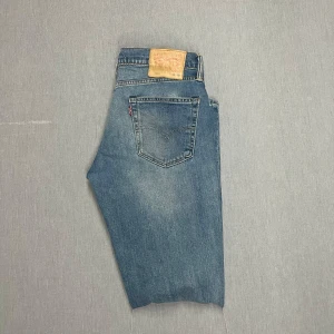 Levis 511 - Feta slimfit Levis jeans. Skick 7/10, slitningar under fickorna. Storlek: W32 L32. Skriv för fler bilder eller vid funderingar 🙌😁