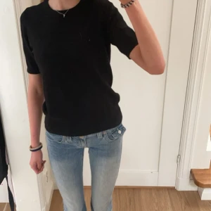 Svart tröja från Zara - Säljer en stilren svart tröja från Zara. Tröjan har korta ärmar och en rund halsringning, perfekt för en minimalistisk look. Den är tillverkad i ett mjukt material som ger en bekväm passform. ❤️