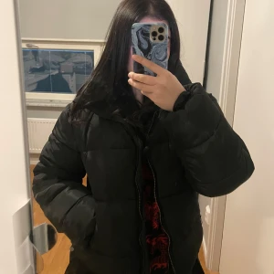 Pufferjacka Nelly  - Storlek 38/M, passar S också. Enbart använd någon månad förra året, inköpt för 850kr 💗