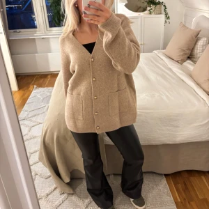 Beige kofta från Zara - Superfin stickad kofta med guldknappar från Zara i storlek XS🖤 Koftan är oversized så passar i stort sett alla storlekar!! Aldrig använd