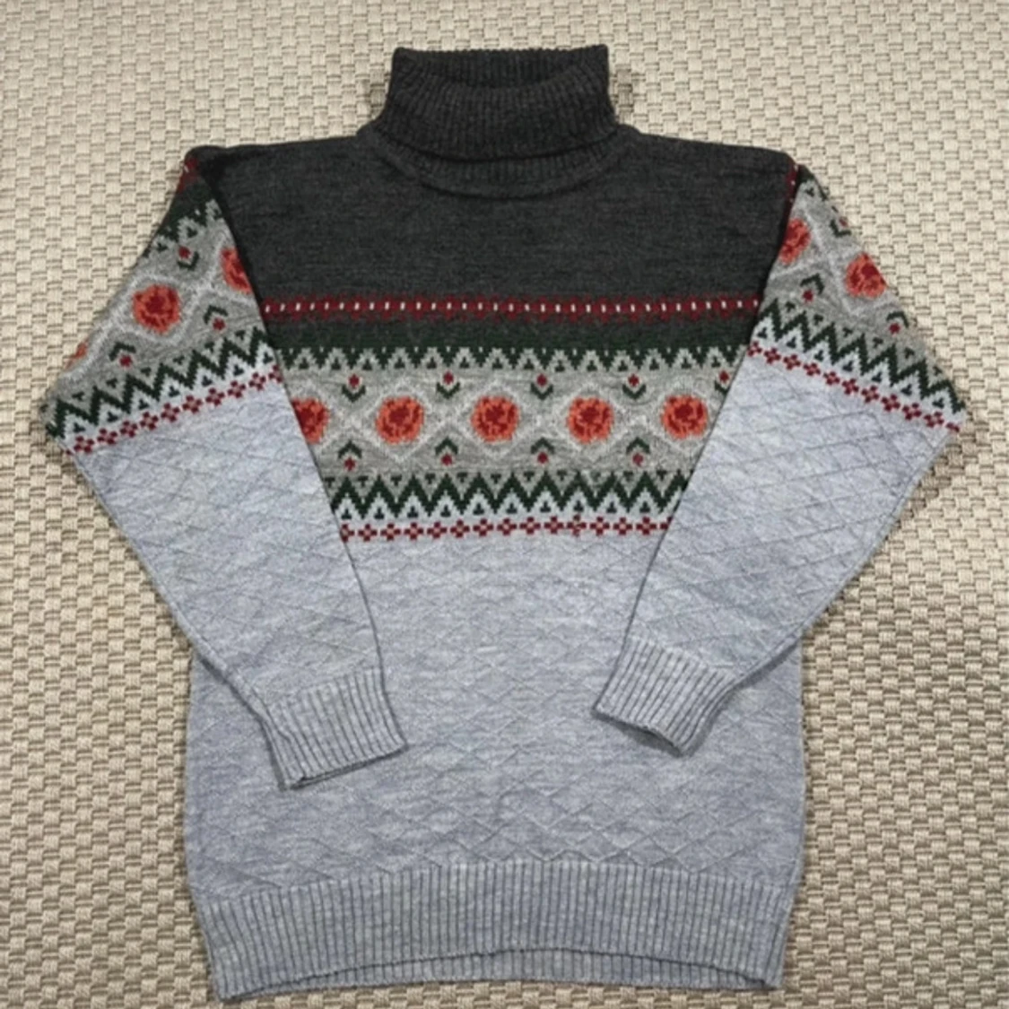 Stickad tröja i grått och svart
