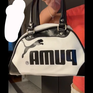 Vit och svart handväska från Puma - Aldrig använd, inga defekter 