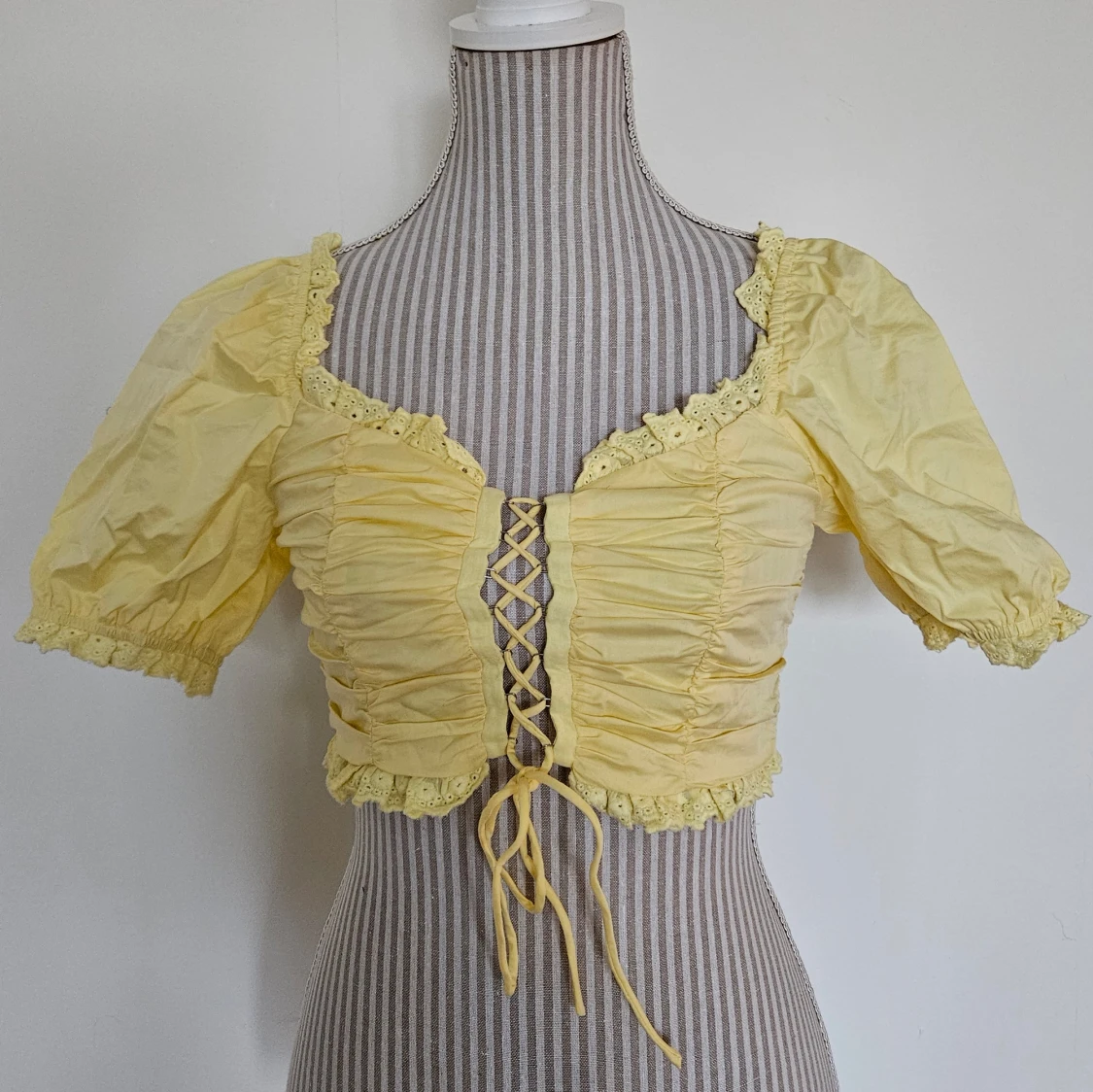 Gul topp från Dollskill - 1