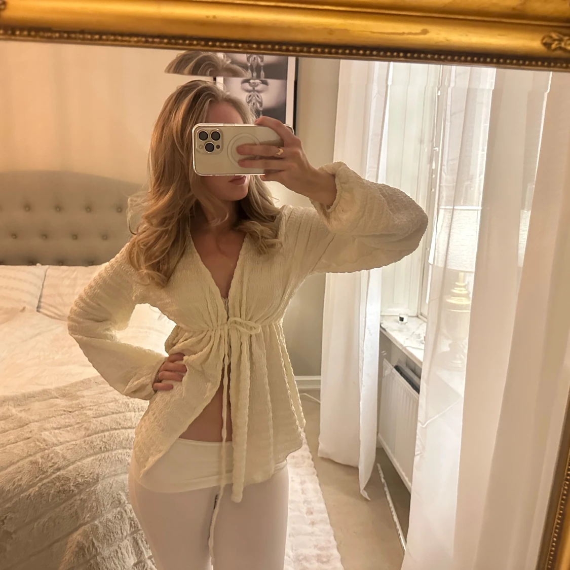 Vit långärmad blus med knytband - 1