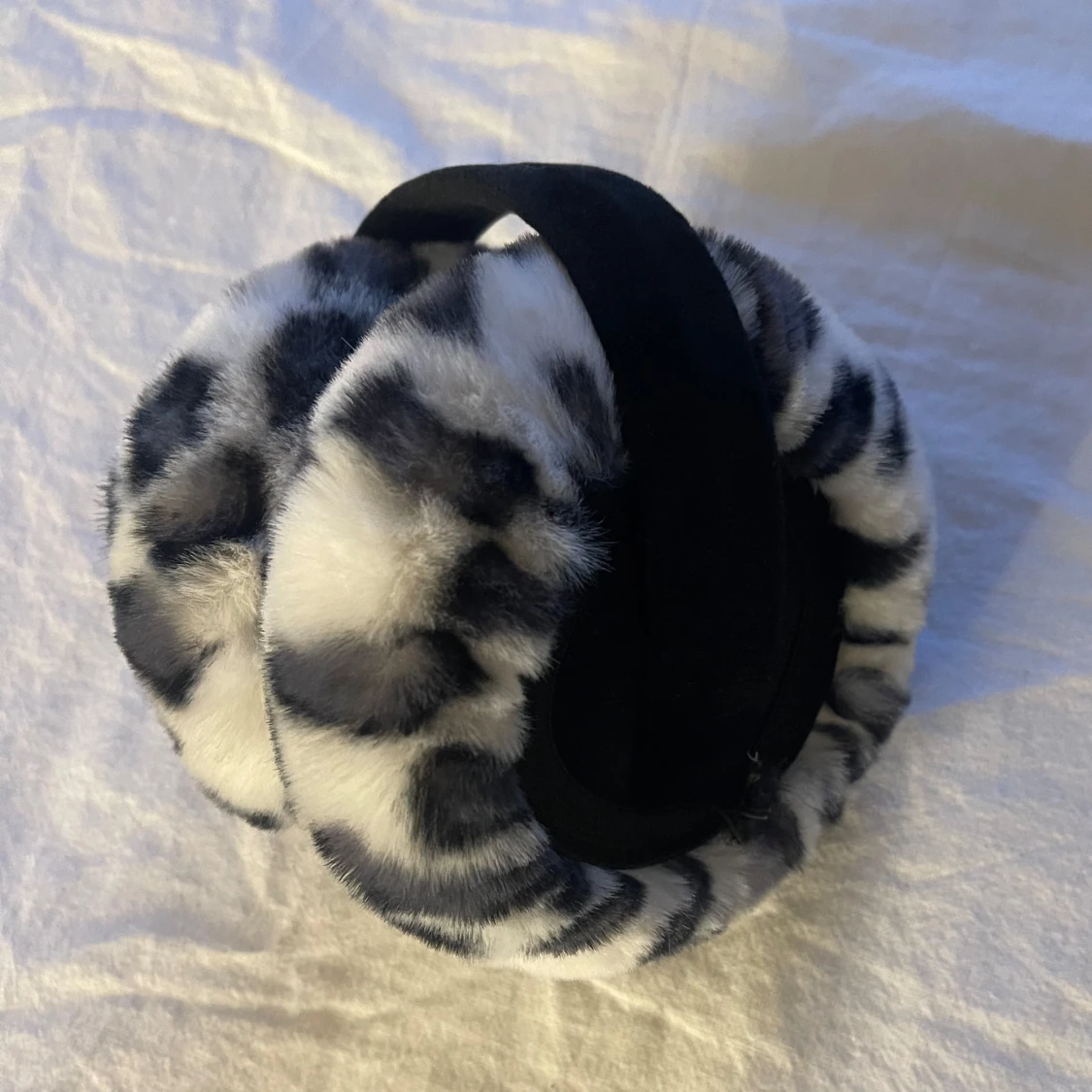 Svartvita pälsiga öronmuffar - 2