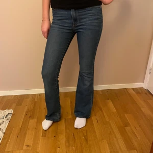 Mid waist bootcut jeans Levi's - Säljer dessa super fina Mid waist bootcut jeans från Levi’s!💛Säljer pga att de tyvärr har blivit för små.💕 Midjemått rakt över:35cm midjehöjd:24cm innerbenslängd:82cm. Skriv om du har några frågor!⭐️