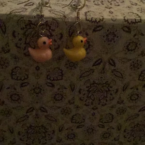 Örhängen med ankhängen - Charmiga örhängen med små ankhängen i rosa och gul färg. Perfekta för att ge en lekfull touch till din stil. Ankarnas detaljer är enkla men söta, vilket gör dem till ett roligt tillägg till din smyckessamling.