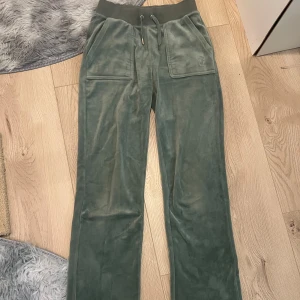 Juicy byxor - Juicy byxor i super fin grön färg. Säljer då de har blivit för små för mig. Saknar en metall grej på snöret (se bild 5) Lite missfärgade längst ner men inget man tänker på då det är vid hälen