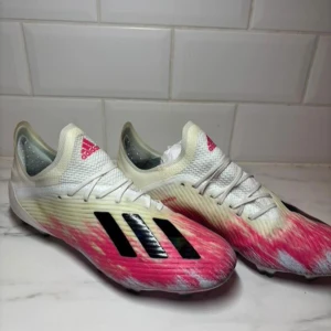 Adidas fotbollsskor  - Säljer mina väldigt snygga Adidas skor. Väldigt bra skick nästan som nya! Skick 9/10. Säljer de dyrt då det är sällsynta men priset går att diskutera!
