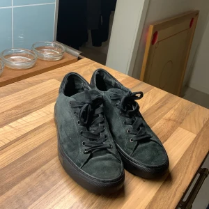Mörkgröna skor ifrån San days Footwear - Feta skor från san days footwear. Nypris 2239. Skorna är gjord av mocka och är i färgen mörkgrön. 8/10 skick. Tveka inte vid frågor och pris kan diskuteras
