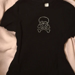 Y2k topp - Snygg kortärmad svart topp med strassdetaljer på som är slutsåld 🫶🏼 inga defekter då den endast är använd en gång, alla stenar kvar. Passar storlek xs-s! Finns lite katthår på men det går bort i tvätten